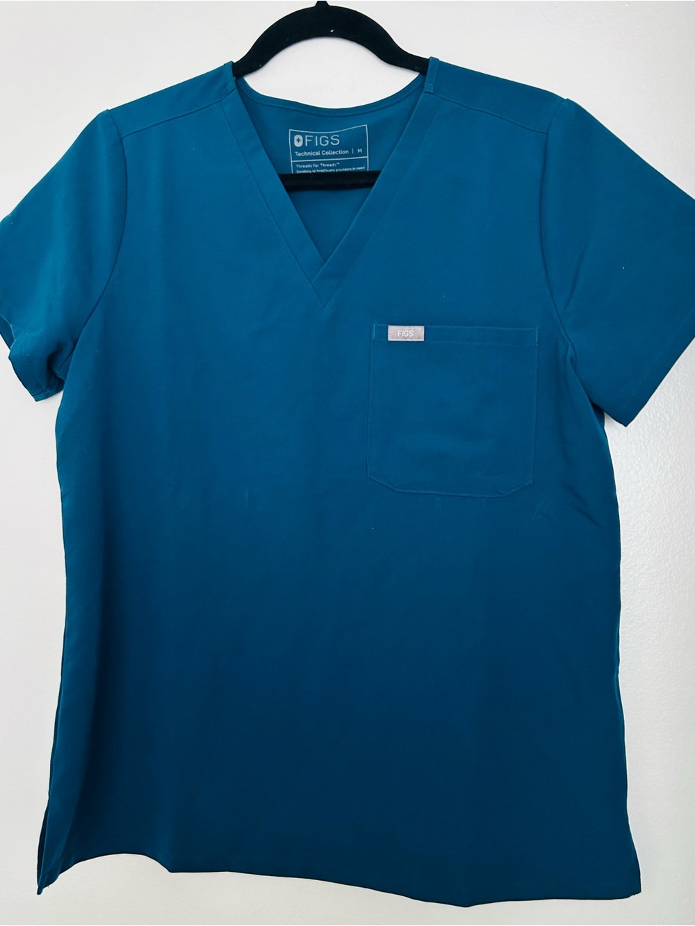 FIGS Women’s Catarina One Pocket Scrub Top Caribbean Blue Medium